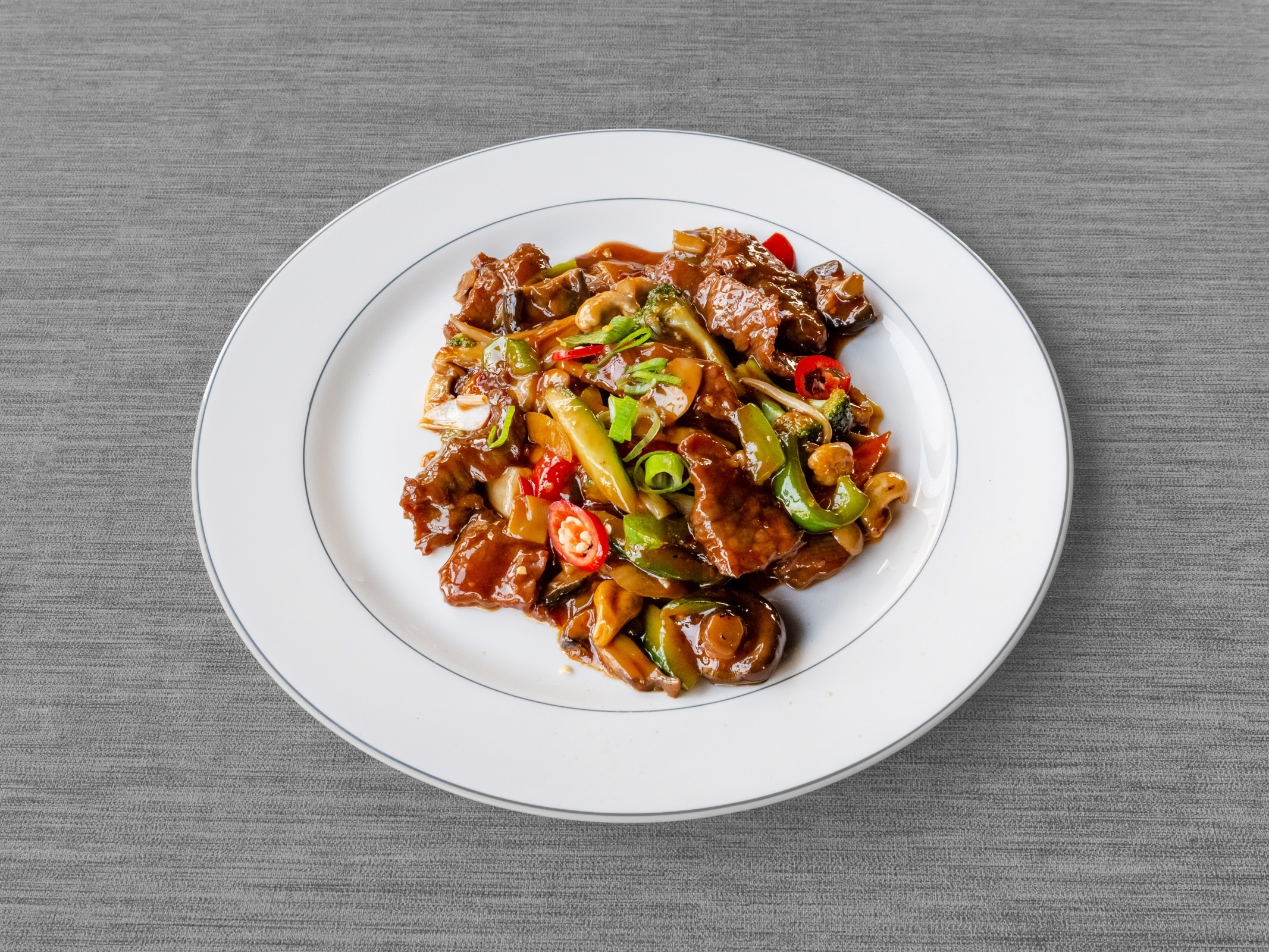 Ossenhaas in gon bao saus en cashewnoten
