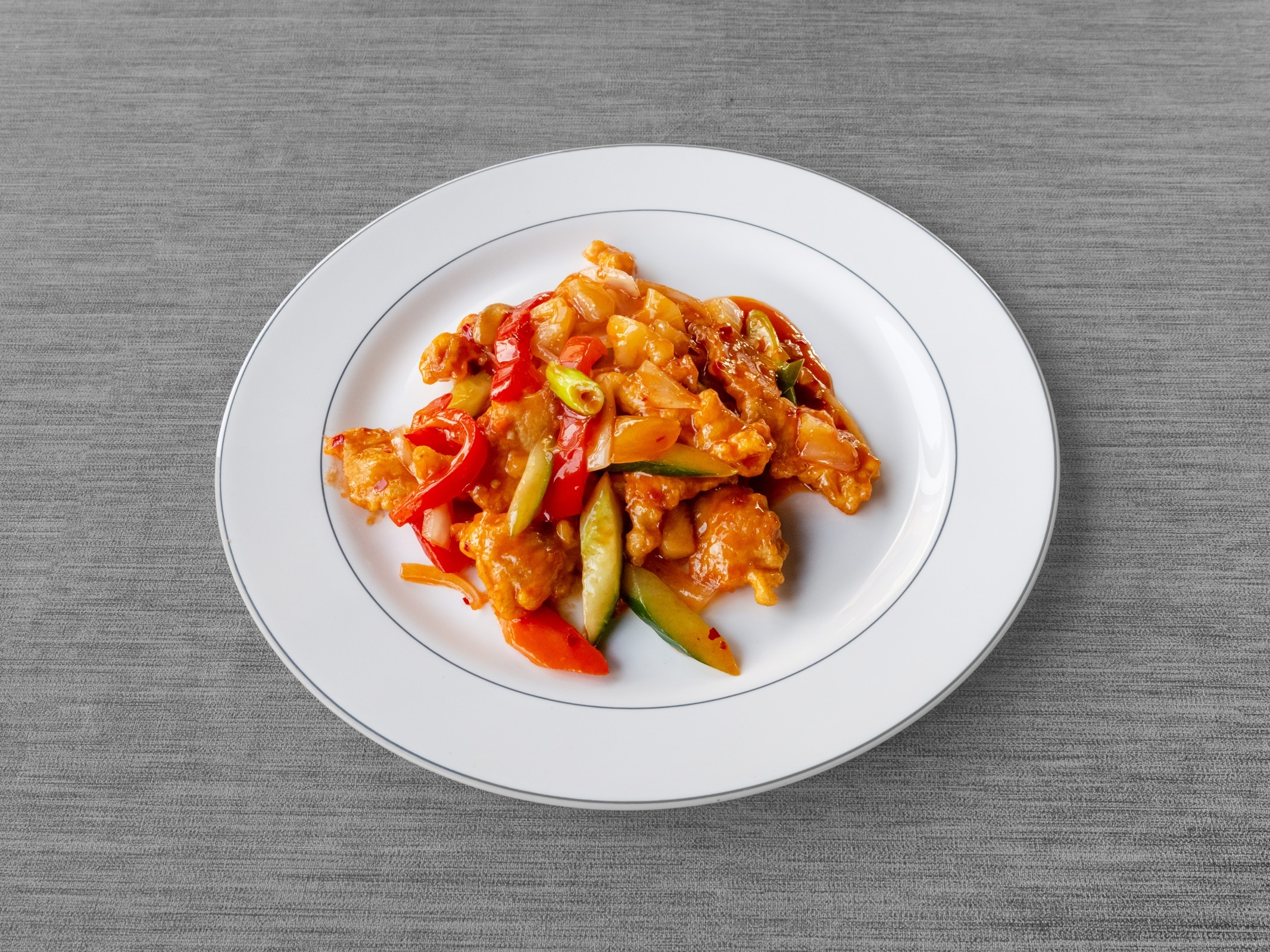 Gepaneerde kipfilet in zoetzure chilisaus
